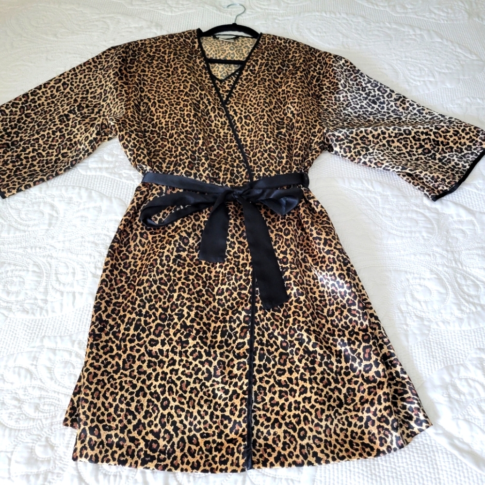 TWO PICES OF NIGHTGOWN AND ROBE BY SECTET TRESURES, ME BRAND NEW, NEVER BEN USE
